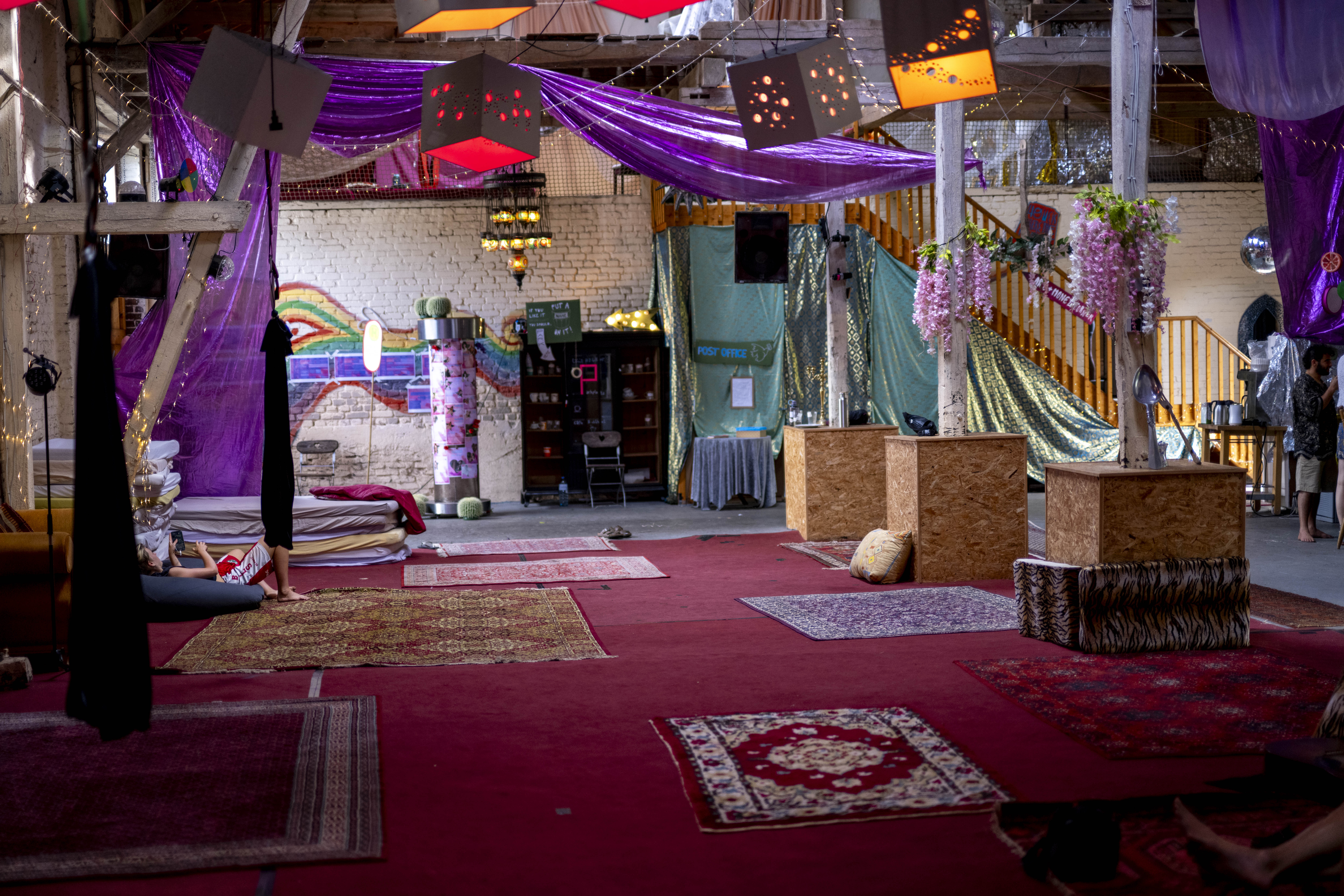 Blick auf die Scheune - großer Raum, mit Tüchern, Teppichen und Deko