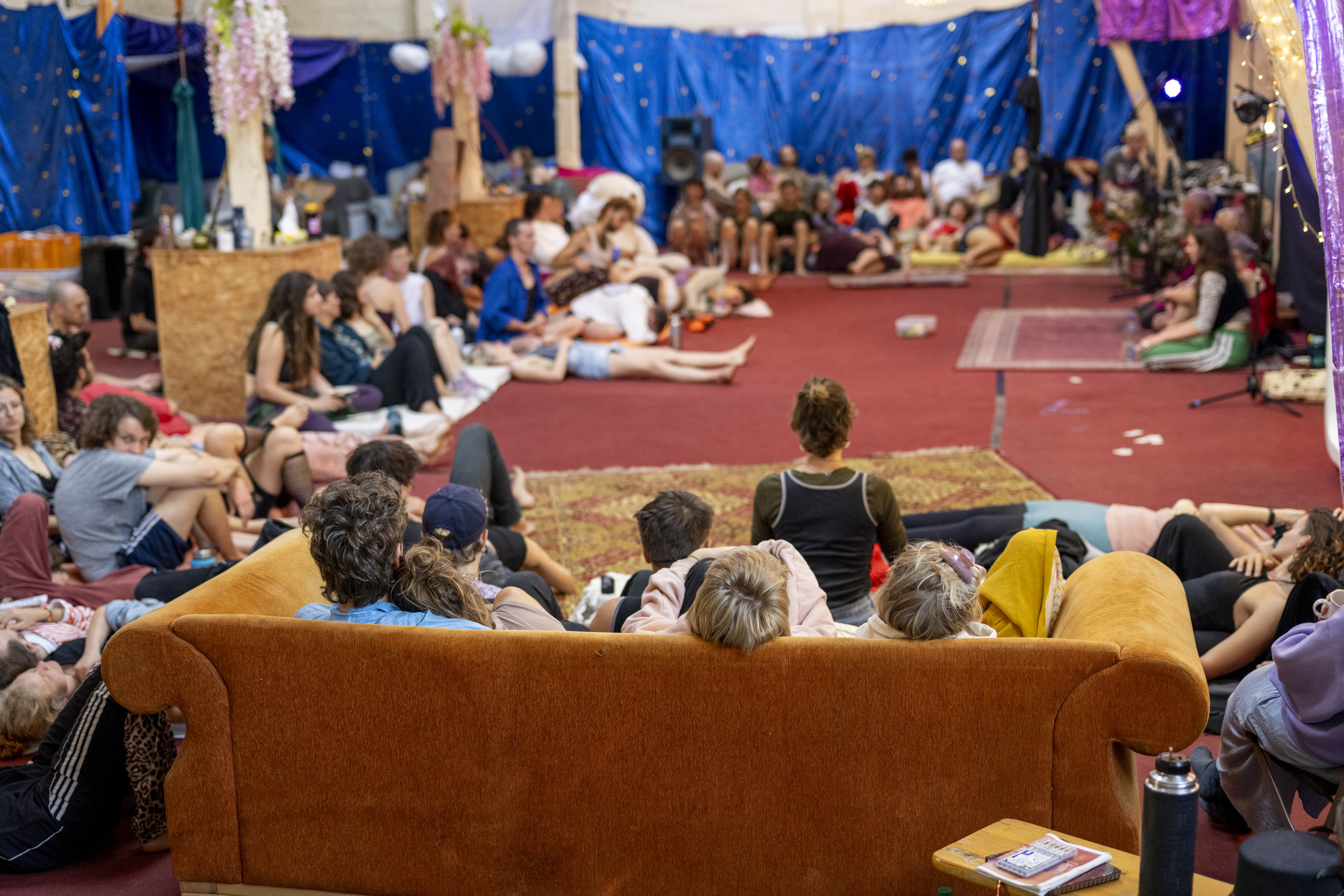 Blick in die Scheune bei einem Morgenkreis - viele Menschen sind zu sehen