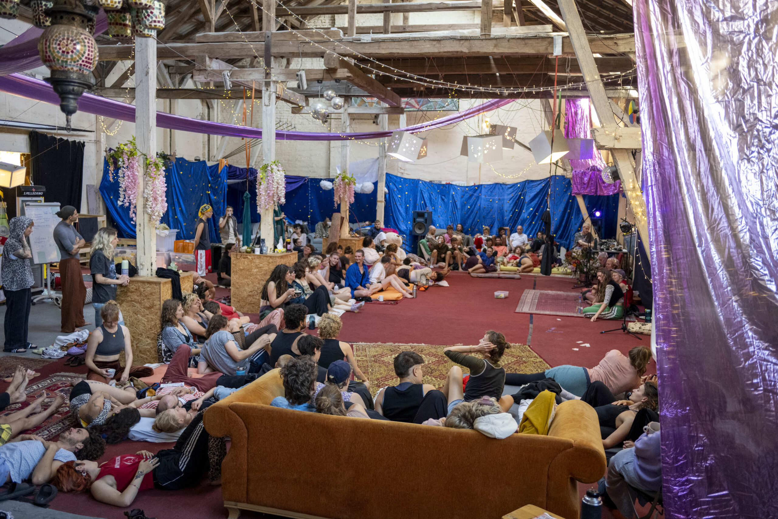 Blick in die Scheune während eines Kreises - es sind sehr viele Menschen auf dem Bild