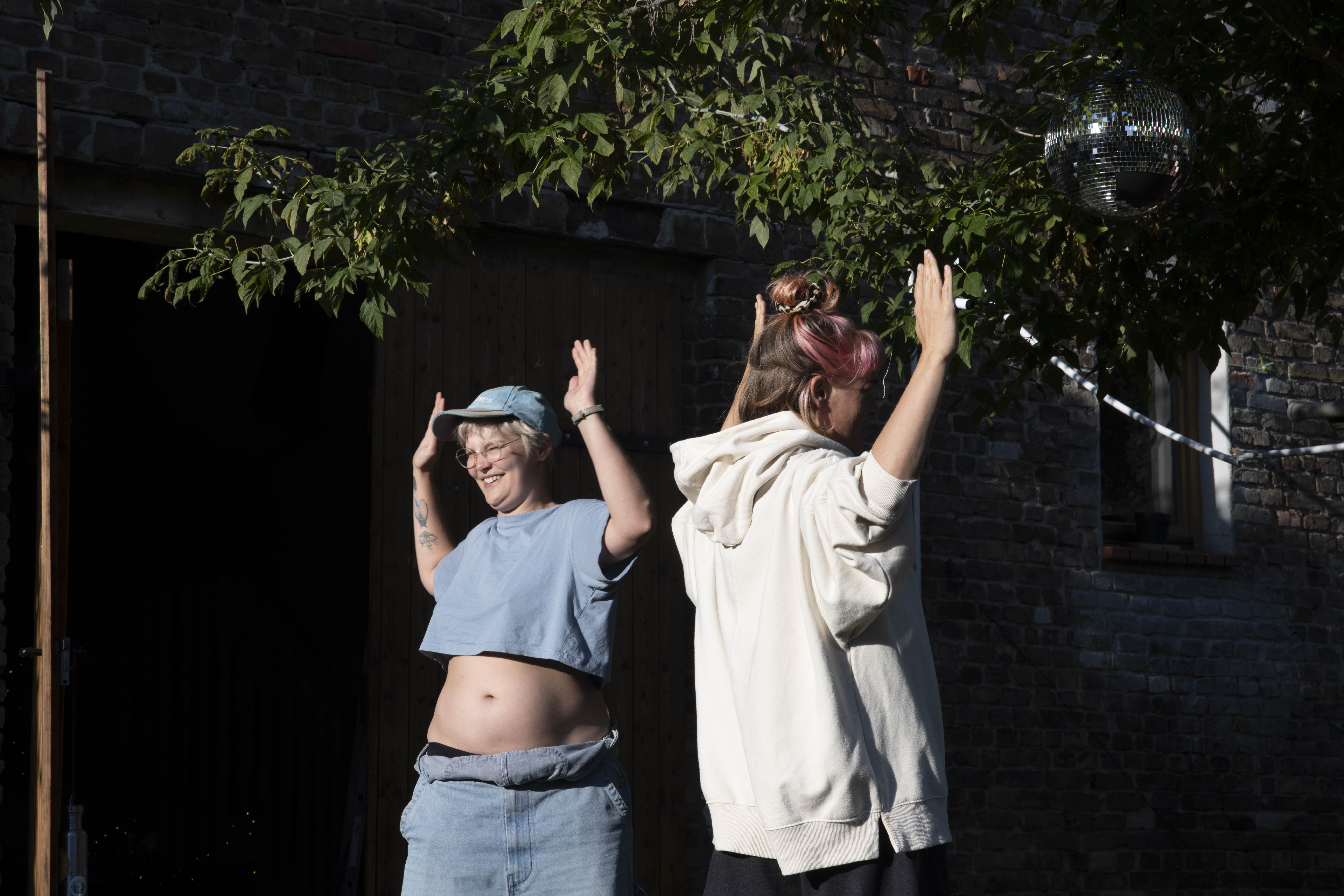 Zwei Cuties drehen sich und machen Stretching