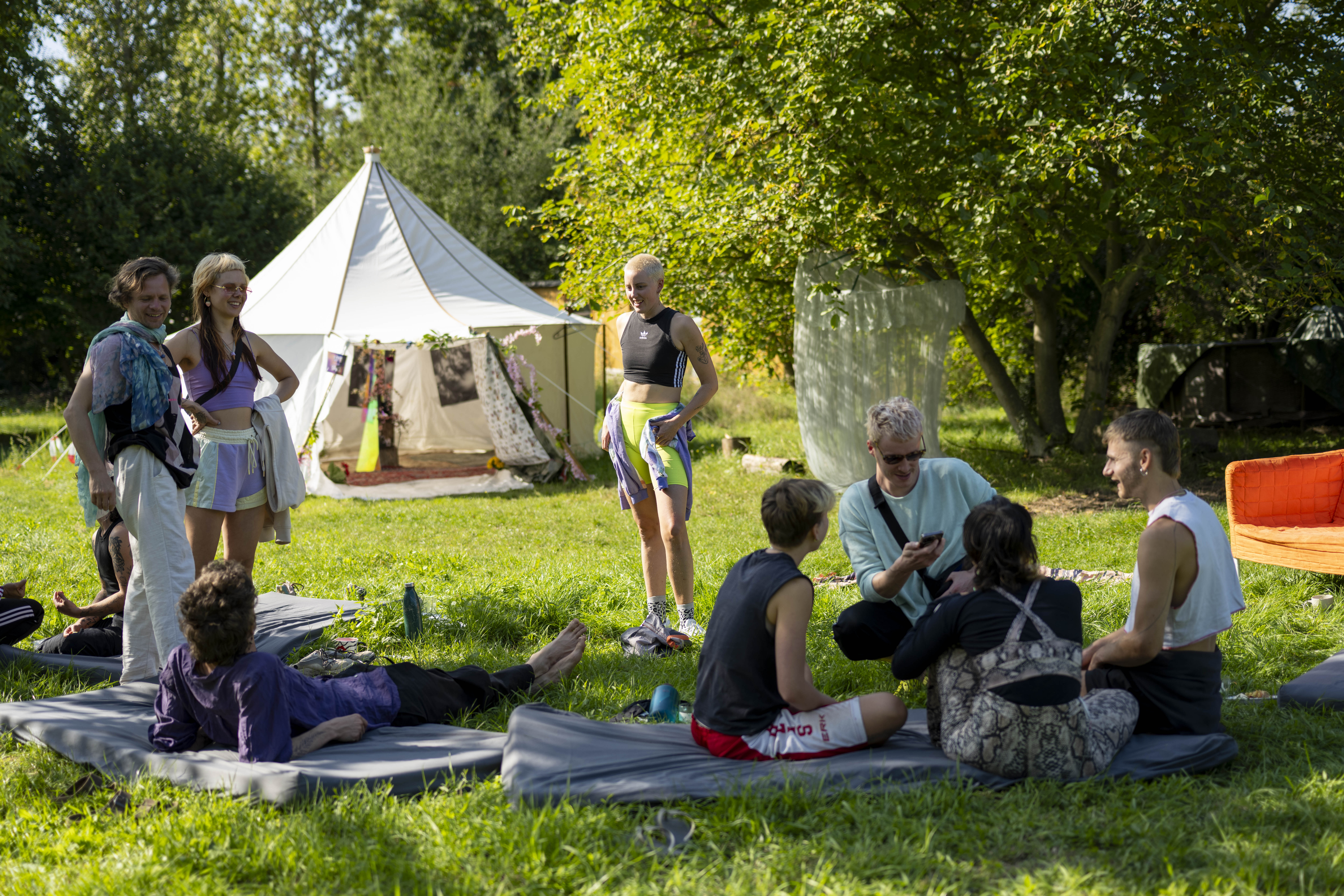 Garten und Grüppchen von Menschen stehend und sitzend am unterhalten