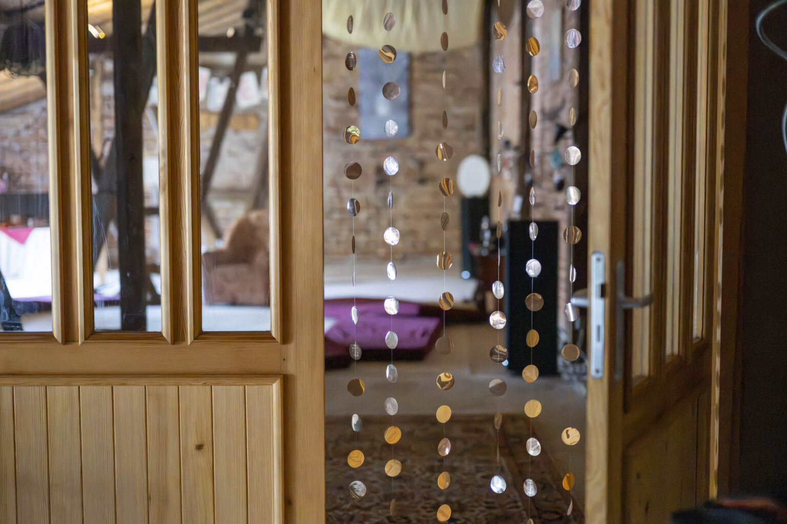 Blick von außen durch glitzer auf das Queer Eleusis