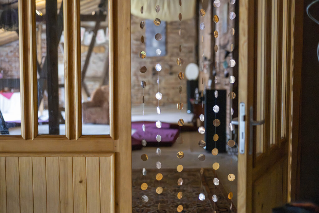 Blick ins Queer Eleusis durch einen glitzer Vorhang